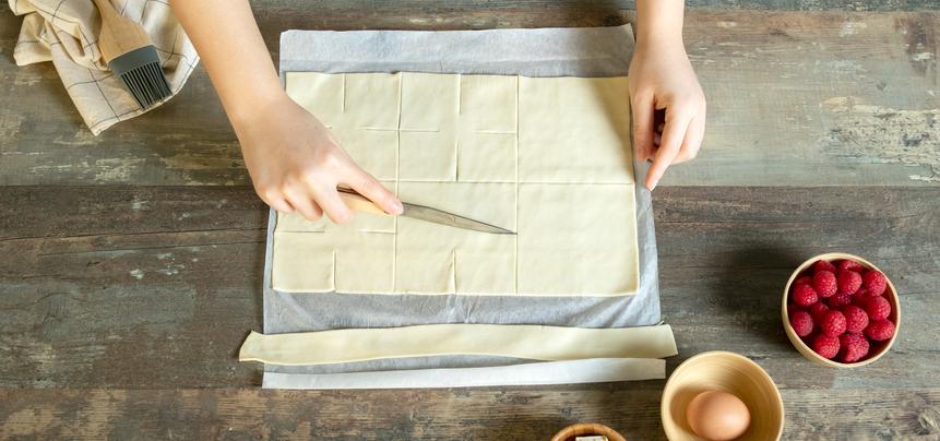 Flores de hojaldre con chocolate y frambuesa