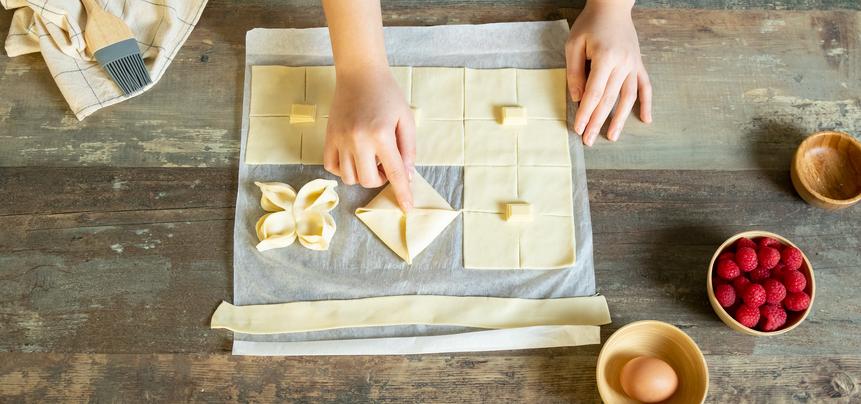 Flores de hojaldre con chocolate y frambuesa