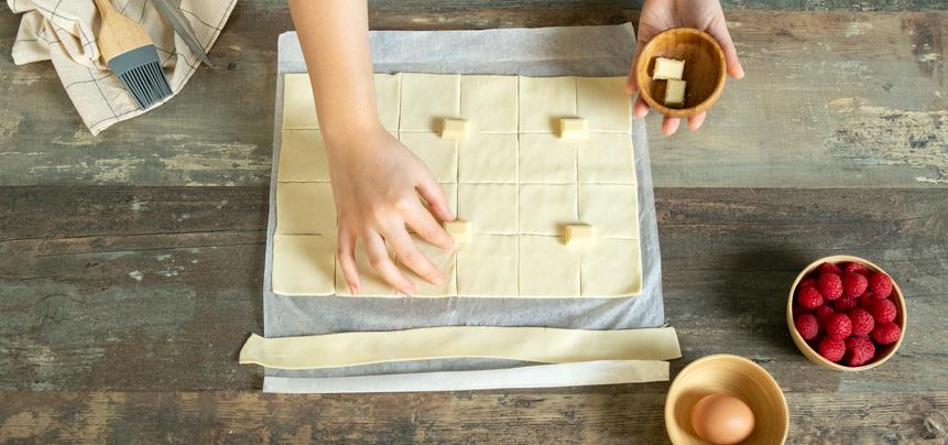 Flores de hojaldre con chocolate y frambuesa