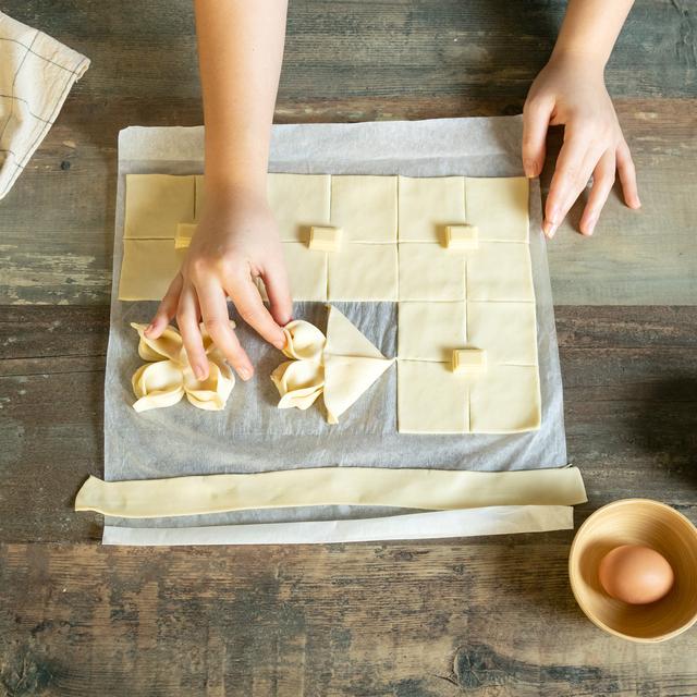 Flores de hojaldre con chocolate y frambuesa