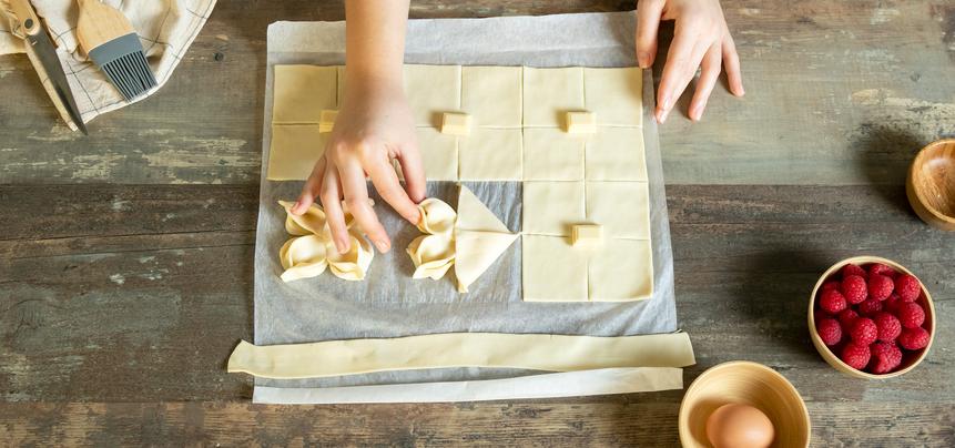 Flores de hojaldre con chocolate y frambuesa