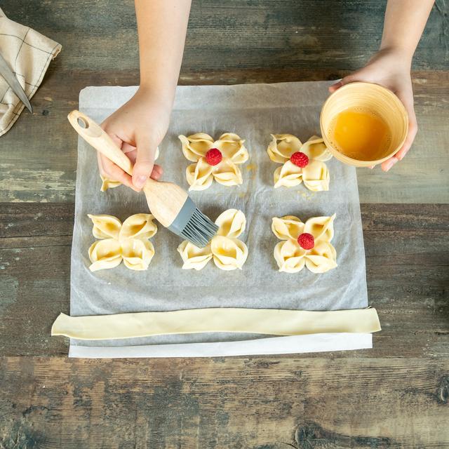 Flores de hojaldre con chocolate y frambuesa