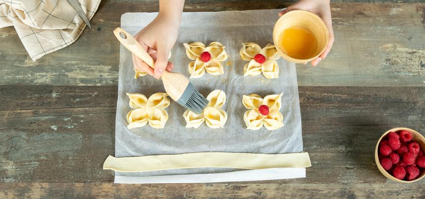 Flores de hojaldre con chocolate y frambuesa