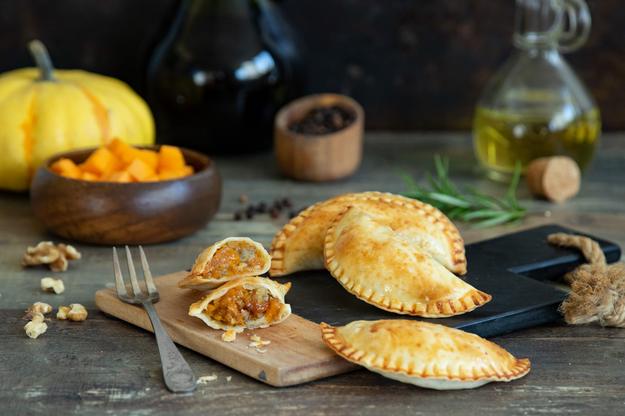 Empanadillas de calabaza y queso azul con nueces