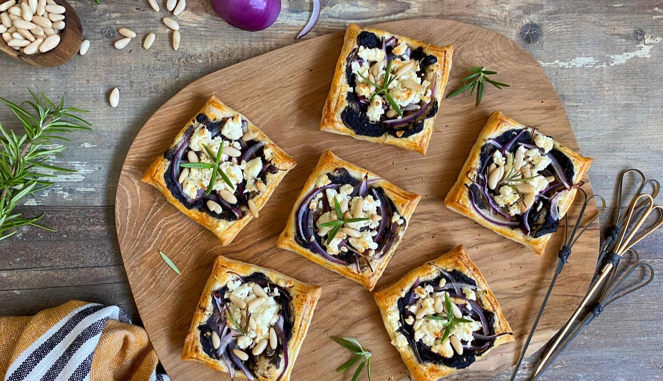 Canapés con tapenade, cebolla morada y feta