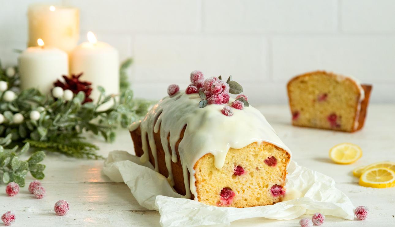 Bizcocho de limón con glaseado y grosellas