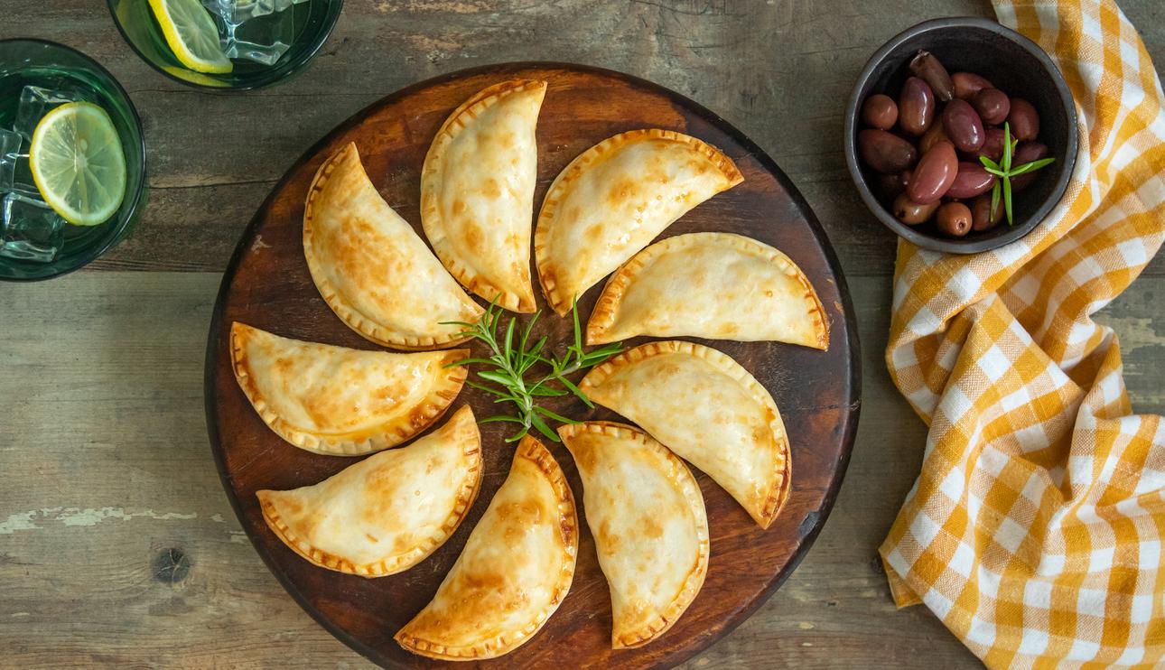 Empanadillas de queso feta y aceitunas Kalamata