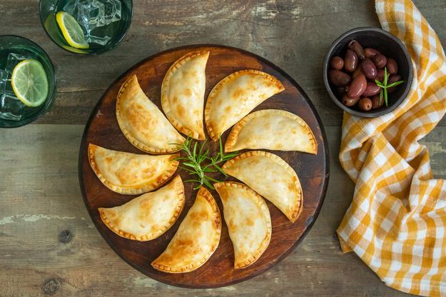 Empanadillas de queso feta y aceitunas Kalamata