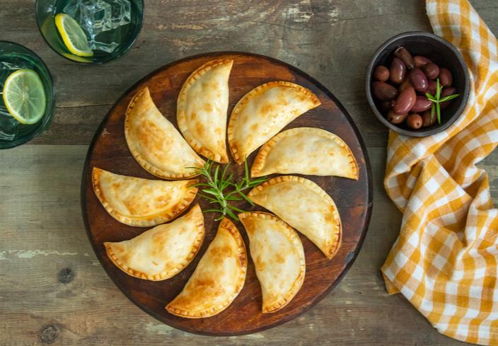 Empanadillas de queso feta y aceitunas Kalamata
