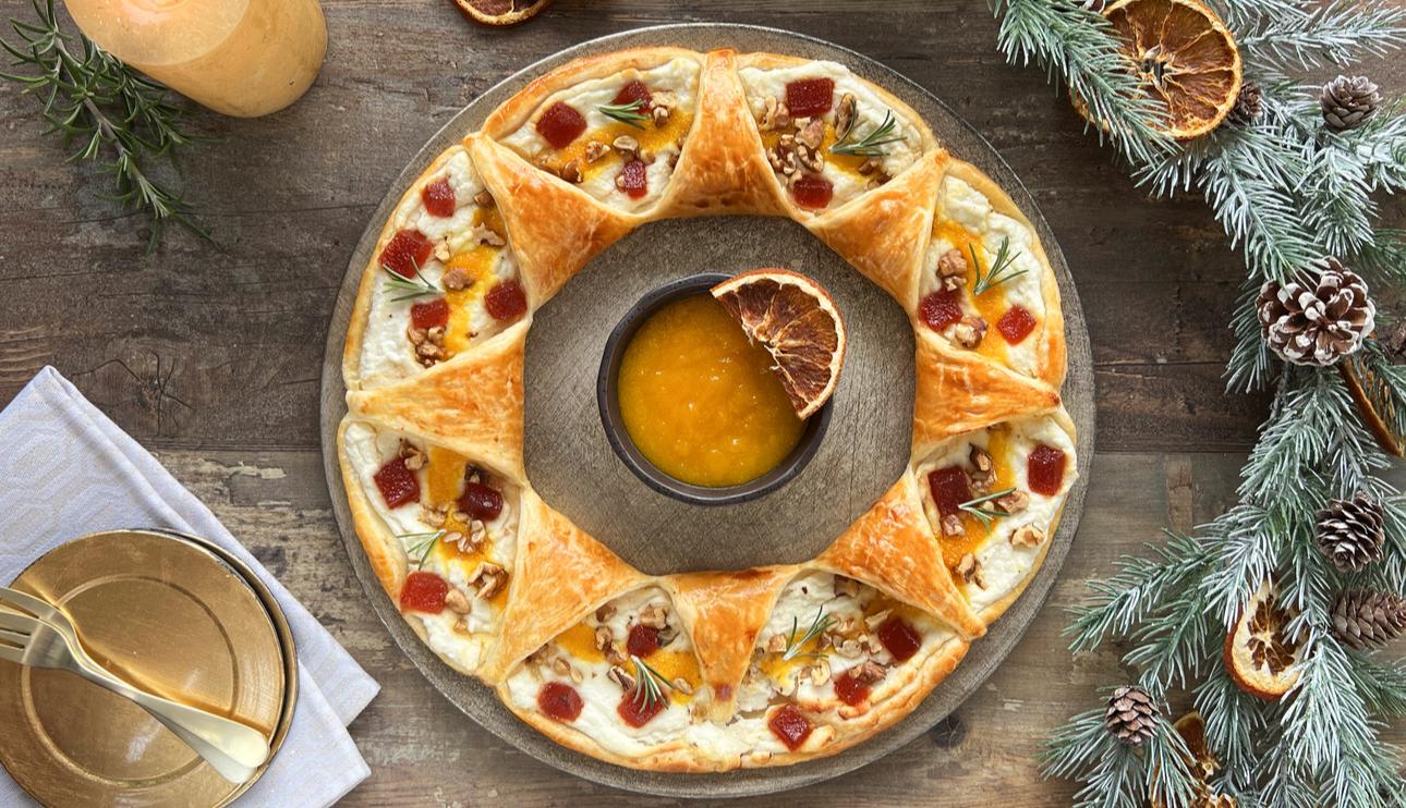 Corona de hojaldre con queso de cabra, coulis de naranja, membrillo y nueces