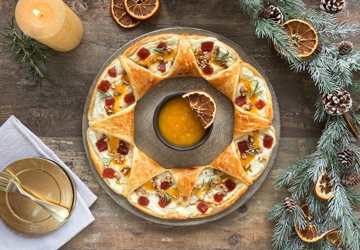 Corona de hojaldre con queso de cabra, coulis de naranja, membrillo y nueces