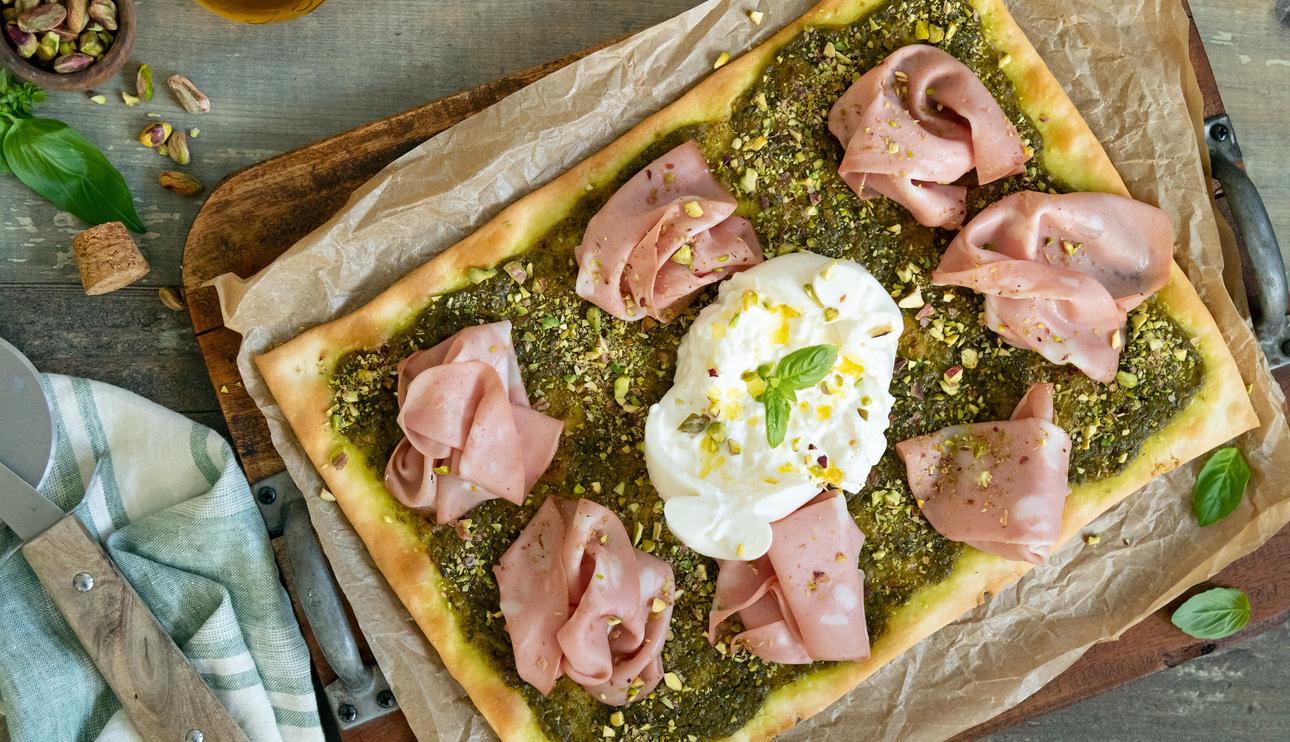 Pizza de burrata y pesto con Mortadella Bologna