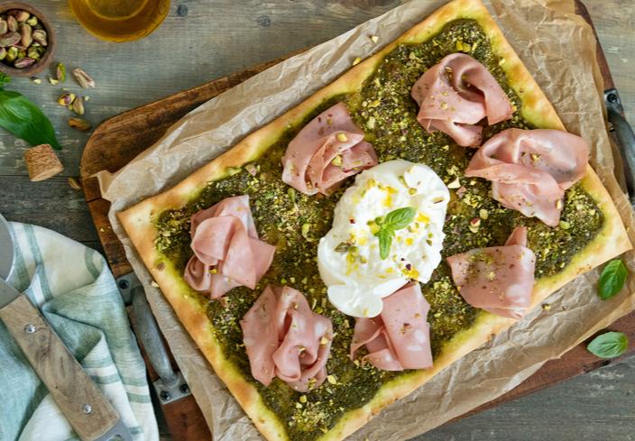 Pizza de burrata y pesto con Mortadella Bologna