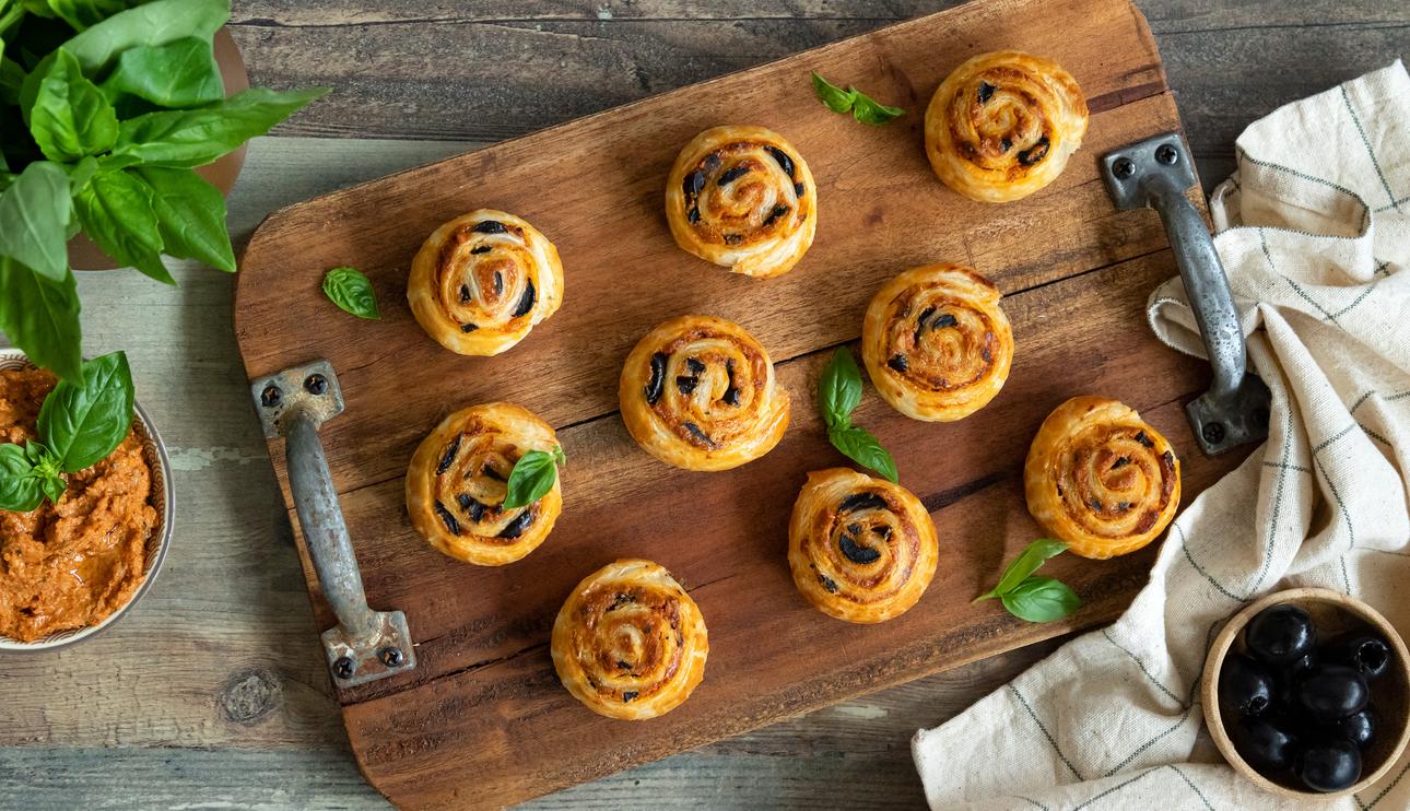 Canapés de pesto rosso con aceitunas negras