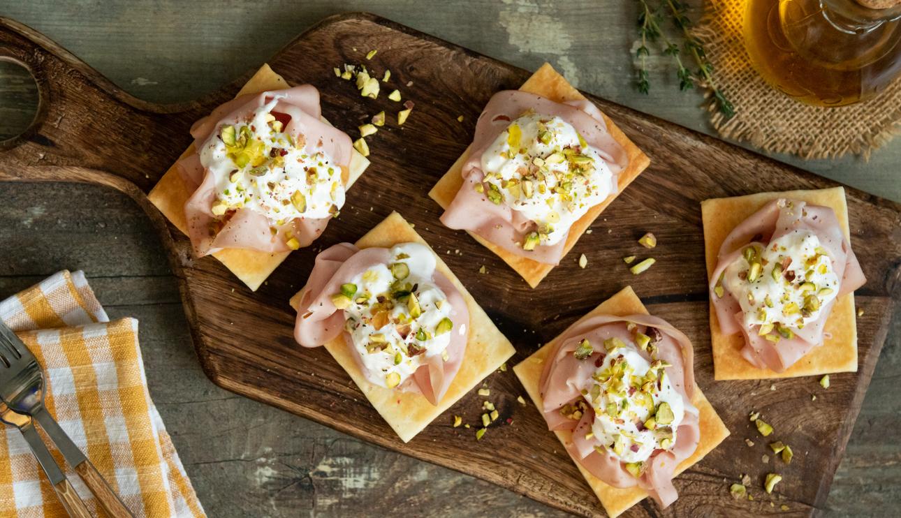 Canapés de burrata, mortadela y pistachos