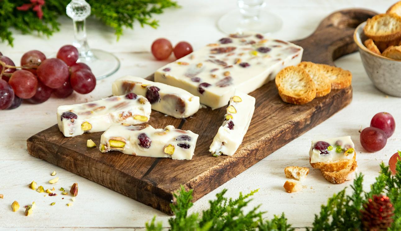 Turrón de queso con arándanos rojos y frutos secos