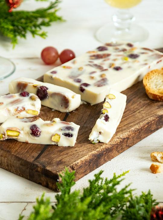 Turrón de queso con arándanos rojos y frutos secos