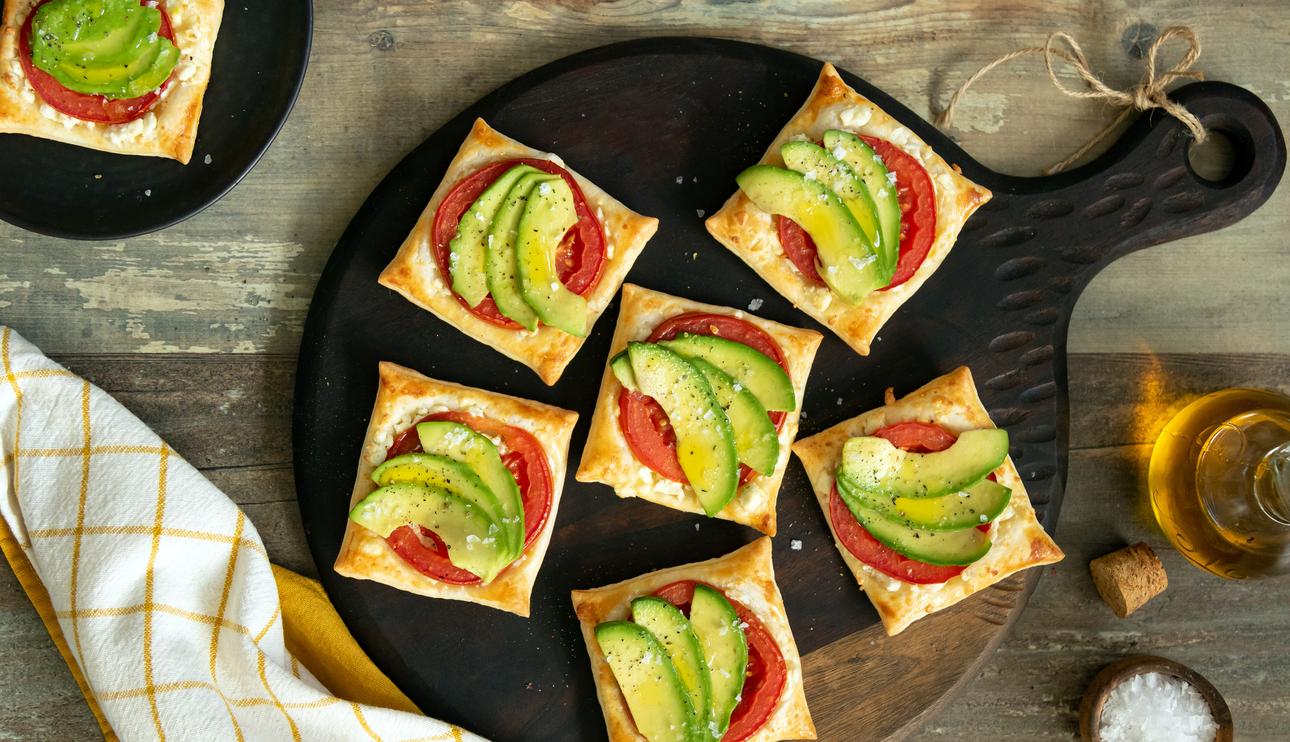 Canapés de aguacate y tomate