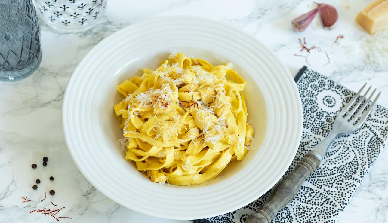 Tagliatelle con salsa de azafrán y pollo