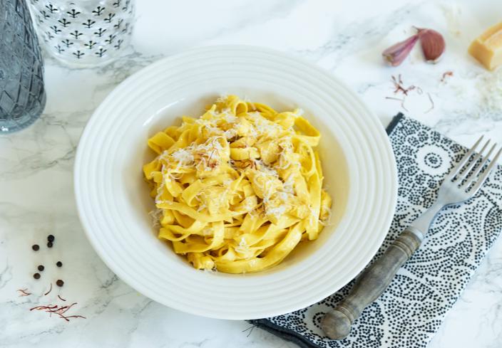 Tagliatelle con salsa de azafrán y pollo