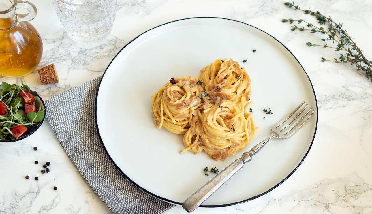 Spaghetti con salsa cremosa de cebolla caramelizada