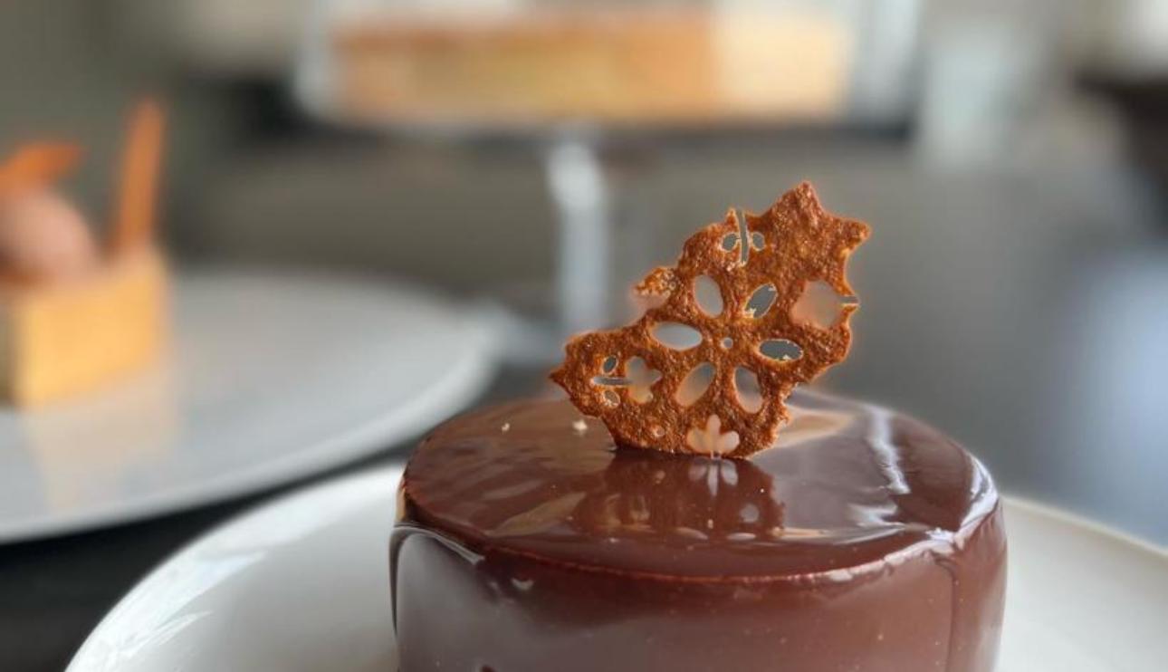 Tarta y helado sablé de tres chocolates y galletas by Jordi Cruz