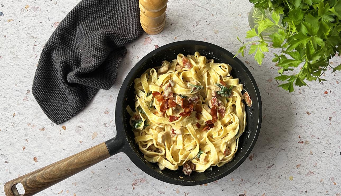Pasta con pollo y panceta