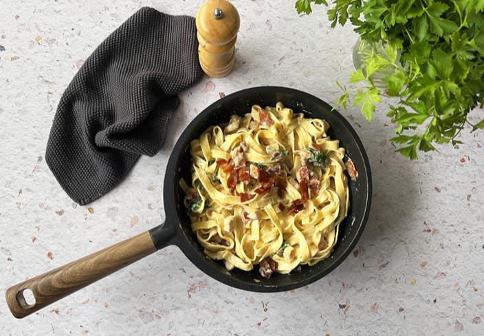 Pasta con pollo y panceta