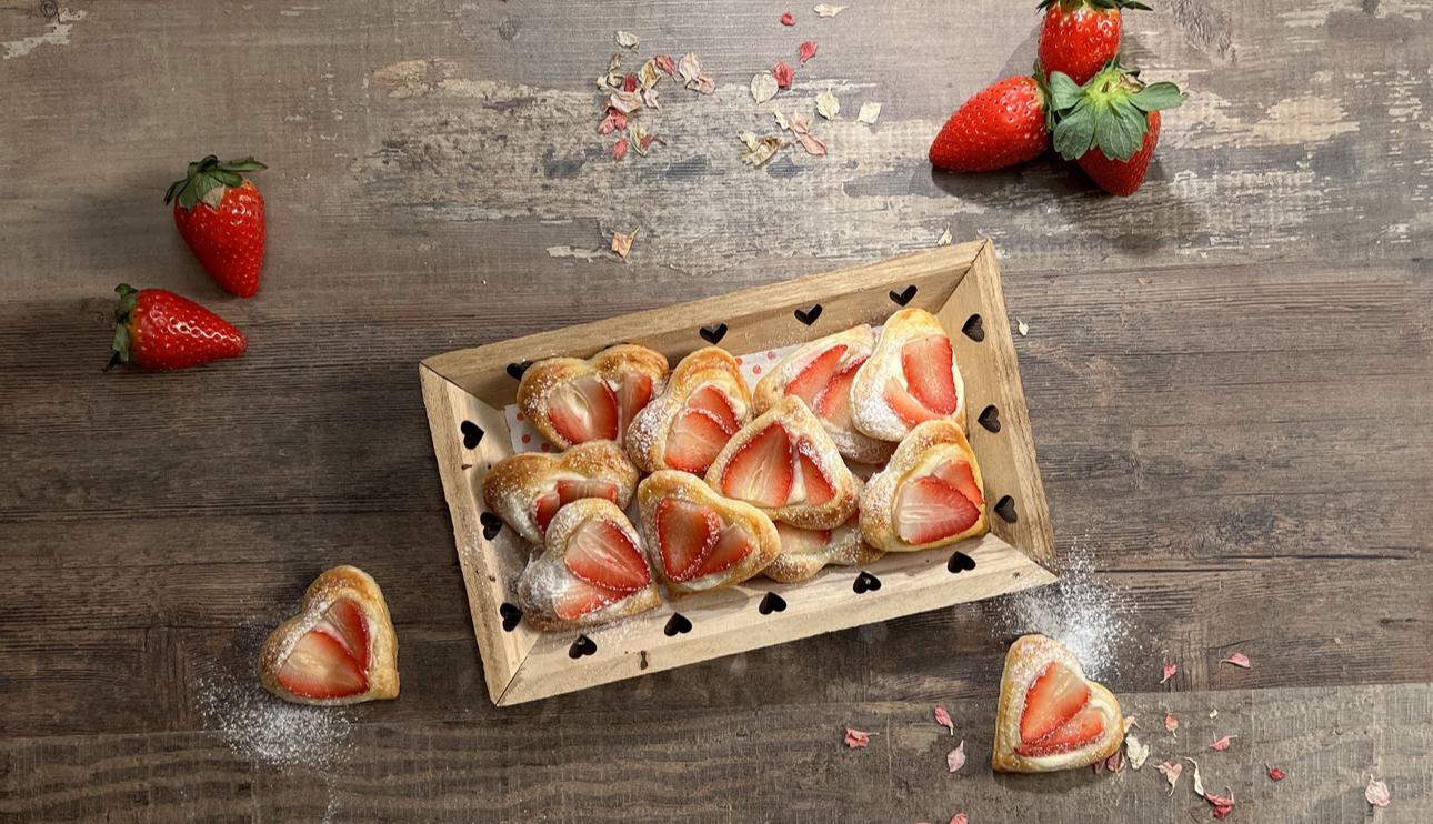 Corazones de hojaldre con queso y fresas