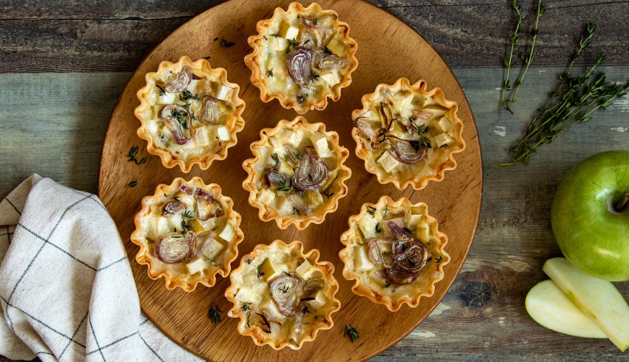 Tartaletas saladas de queso gruyère, manzana y tomillo