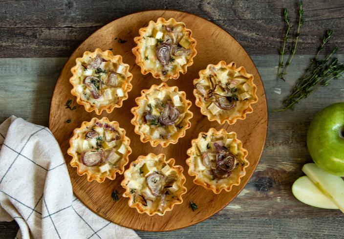Tartaletas saladas de queso gruyère, manzana y tomillo