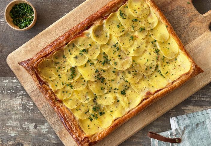 Tarta de hojaldre de jamón y queso con patata
