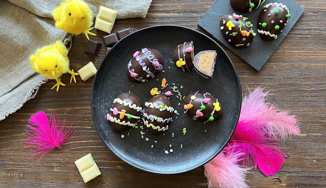 Huevos de chocolate y crema de cacahuete