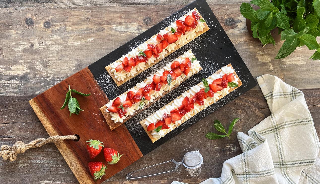 Tiras de hojaldre con nata y fresas