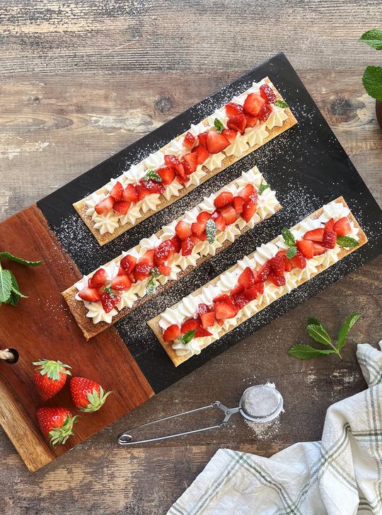 Tiras de hojaldre con nata y fresas
