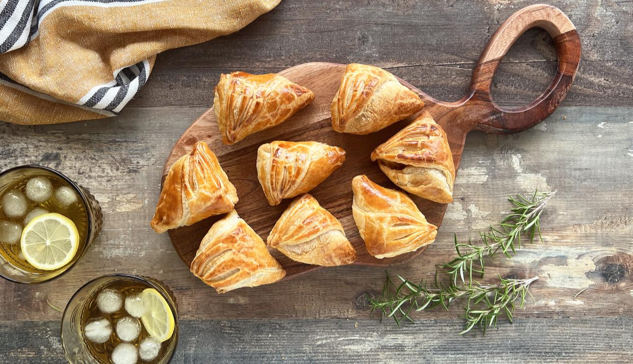 Triángulos de hojaldre con queso de cabra y tomate