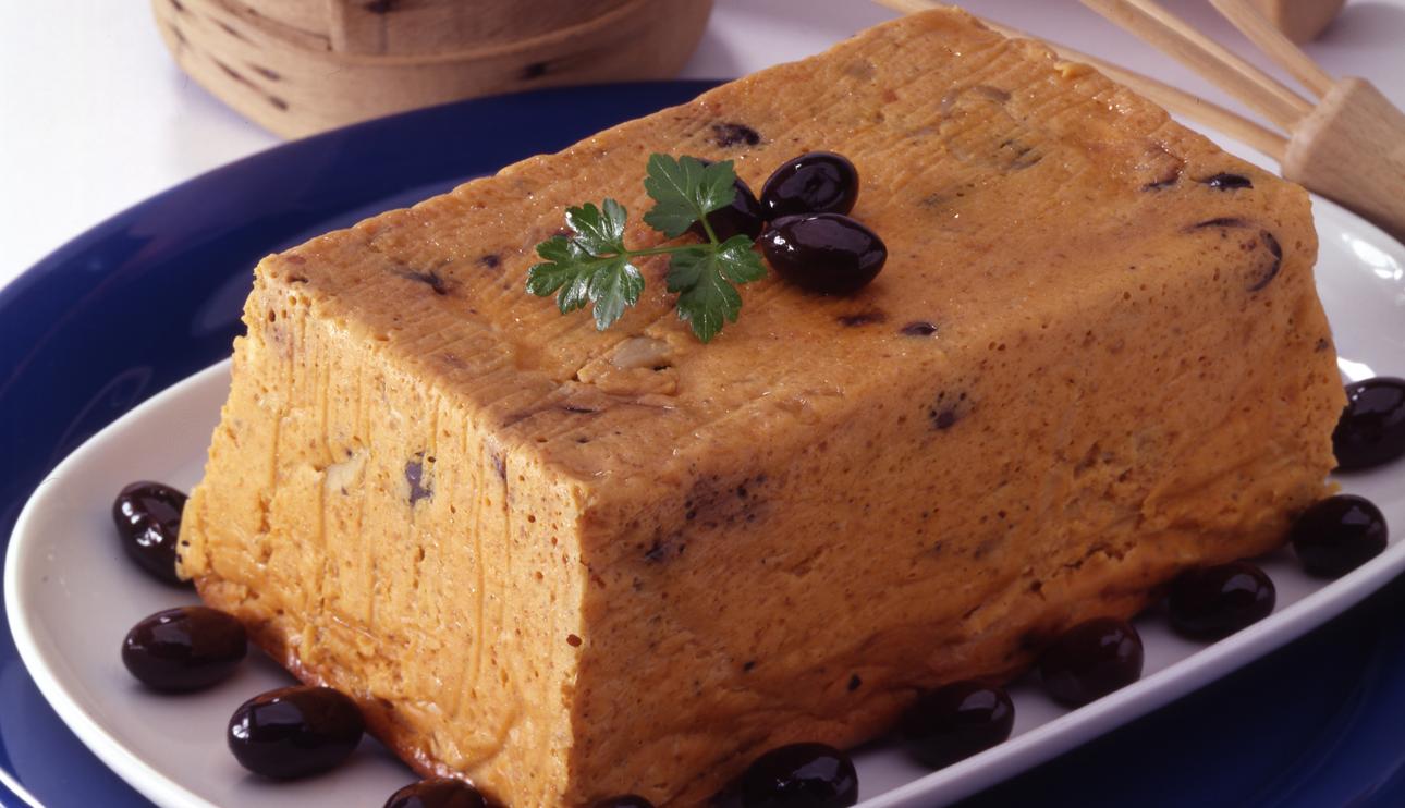 Terrina de tomate con queso y aceitunas