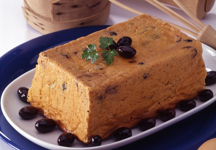 Terrina de tomate con queso y aceitunas