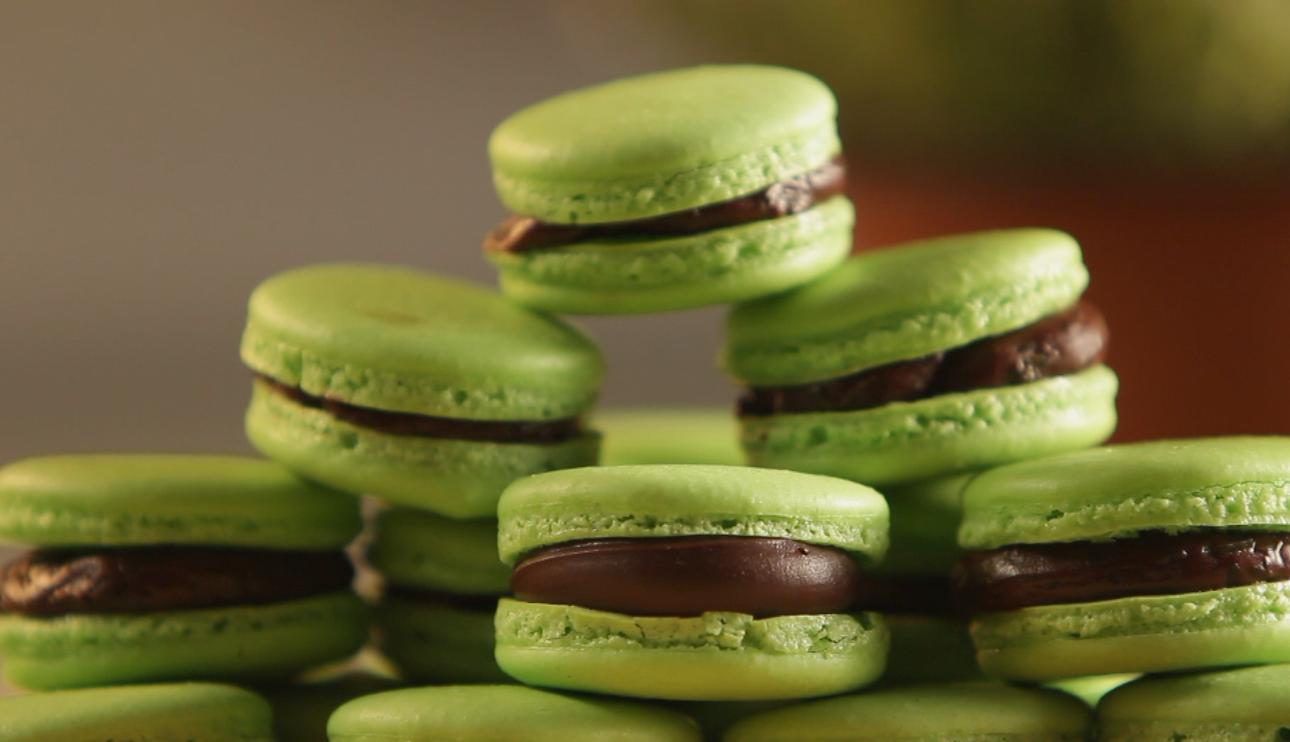 Macarons de merengue básico con chocolate negro a la menta