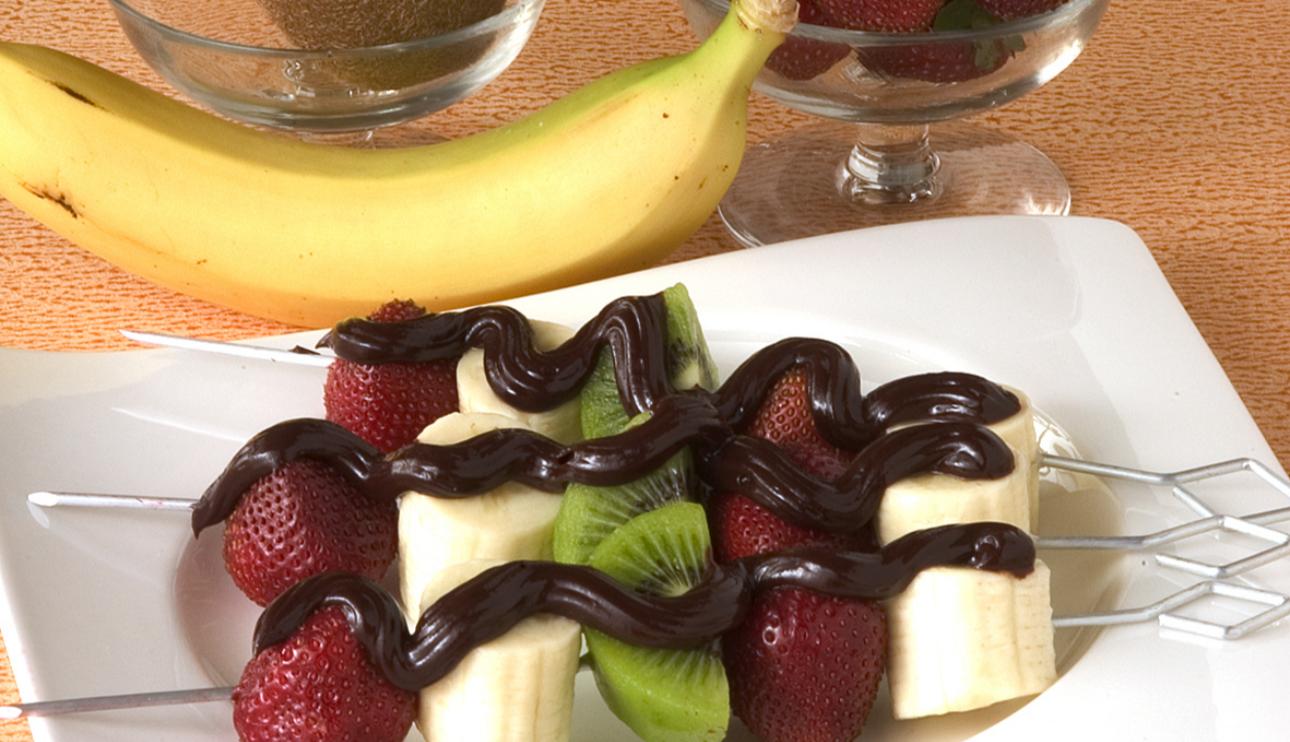 Brocheta de frutas con salsa de chocolate
