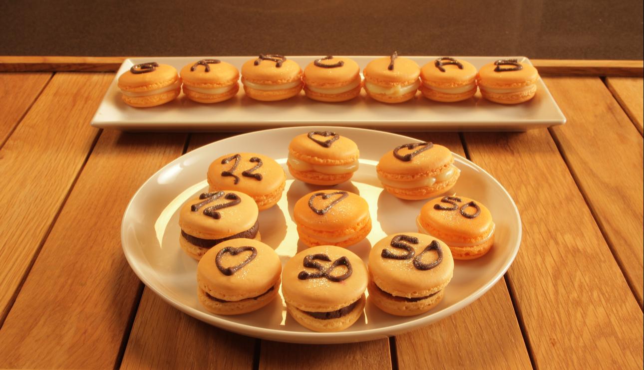 Macarons decorados con chocolate y naranja confitada