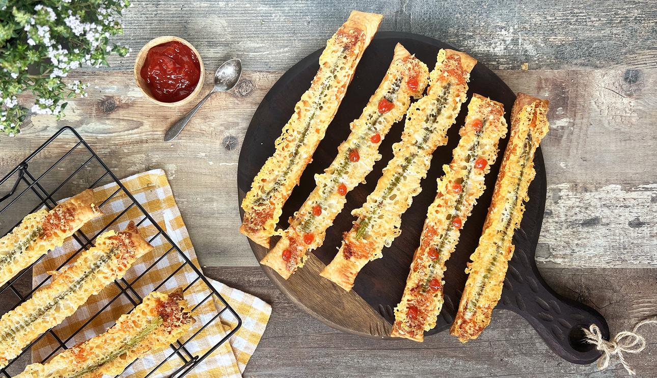 Crujiente de parmesano con hojaldre y espárragos