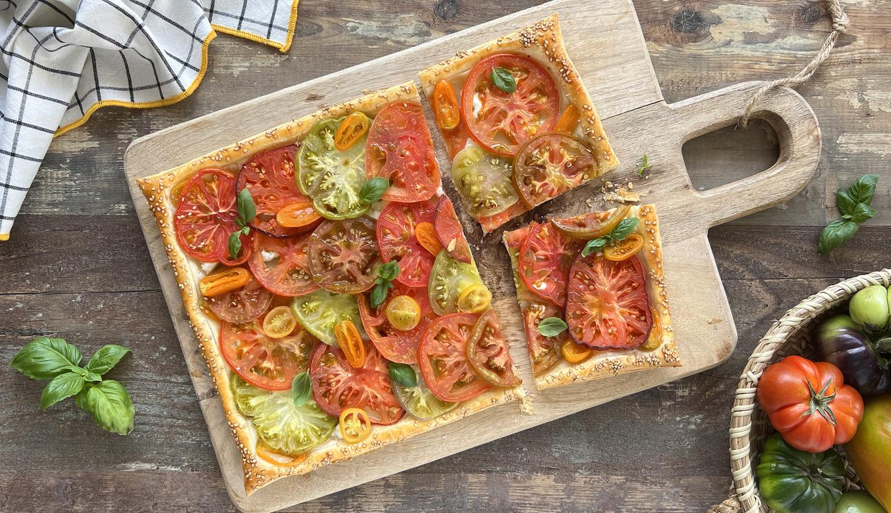 Hojaldre con tomates y queso de cabra