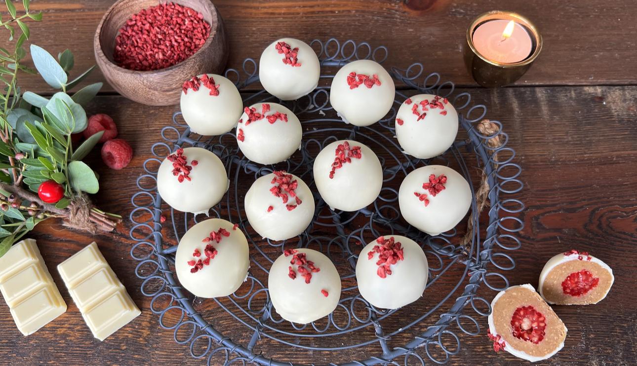 Trufas de cheesecake y chocolate blanco con frambuesas