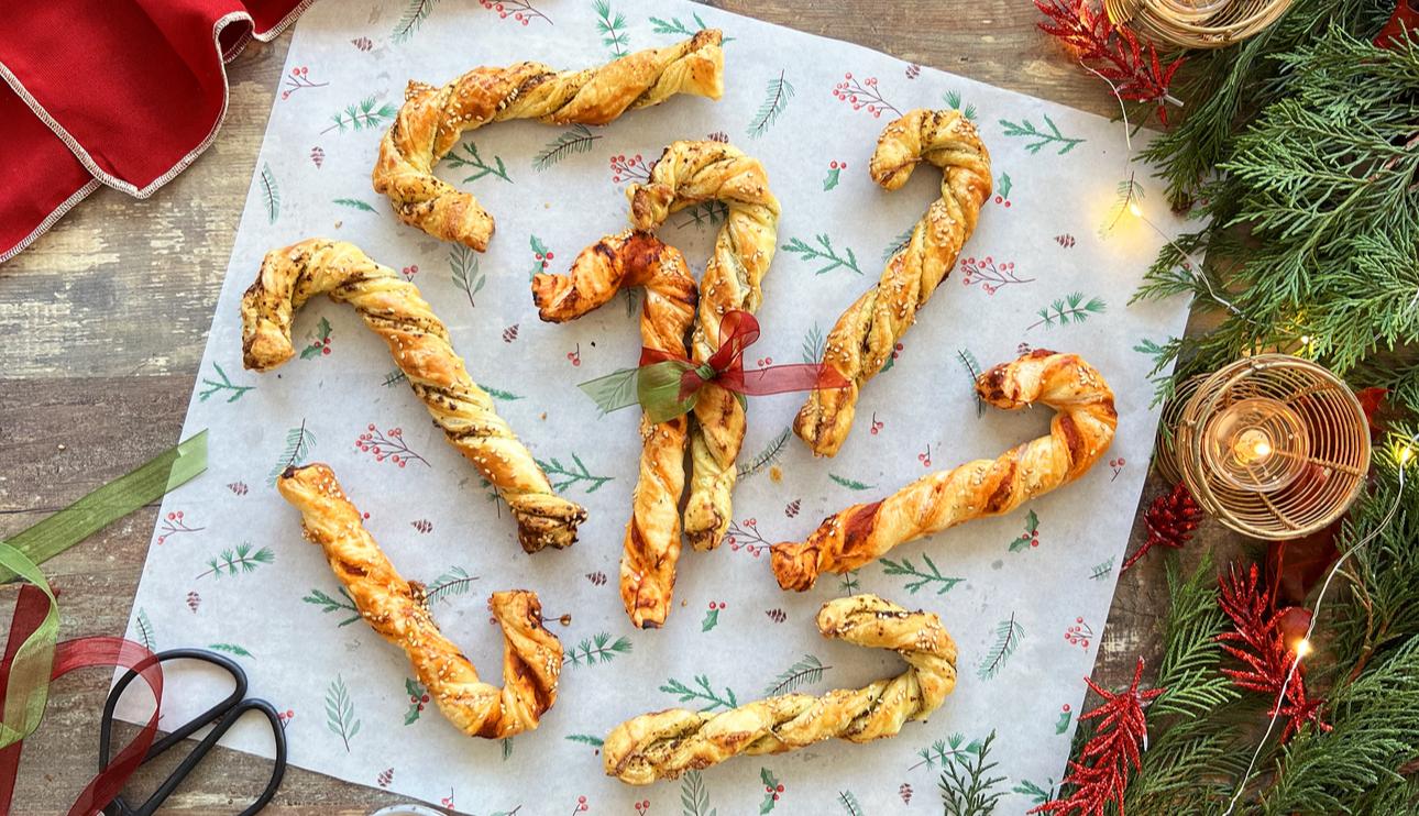 Bastones de hojaldre con pesto verde y rosso