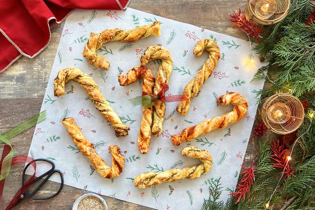 Bastones de hojaldre con pesto verde y rosso