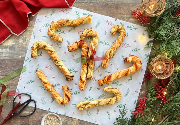 Bastones de hojaldre con pesto verde y rosso
