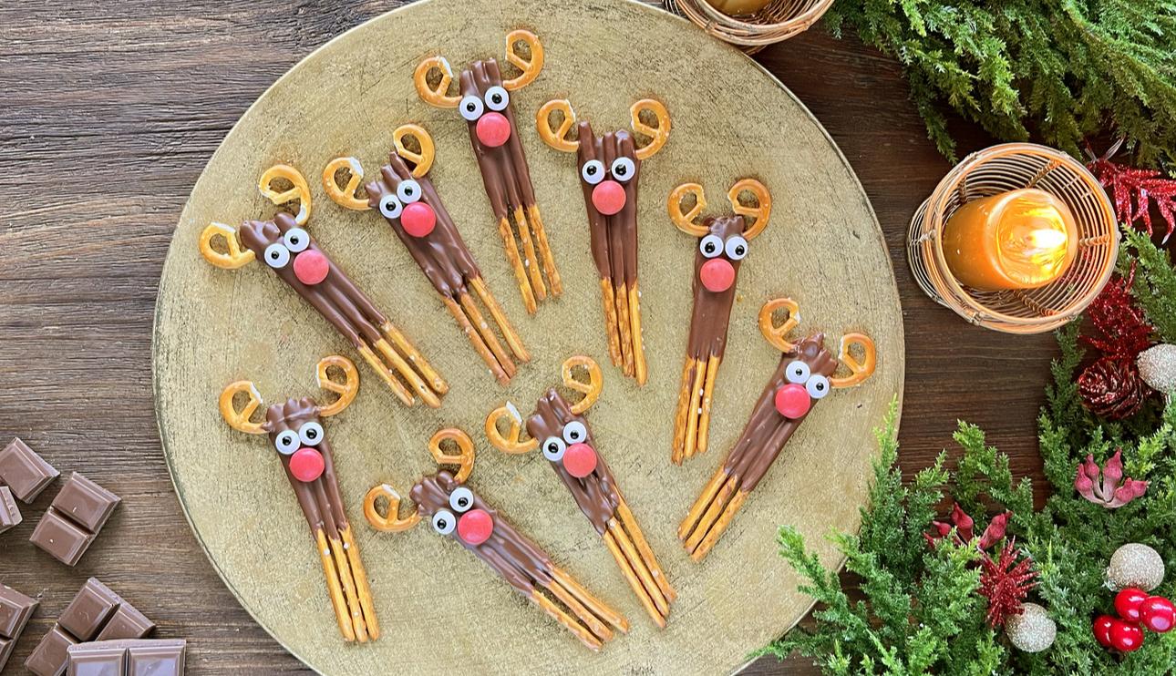 Renos de chocolate con leche y pretzels