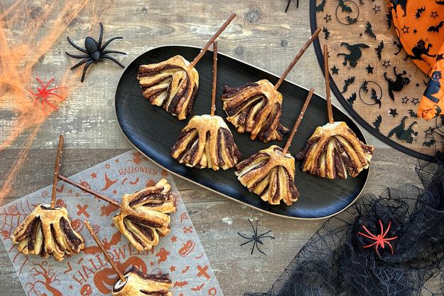 Escobas de bruja con hojaldre y chocolate
