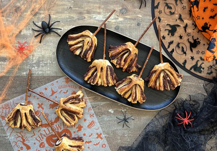 Escobas de bruja con hojaldre y chocolate